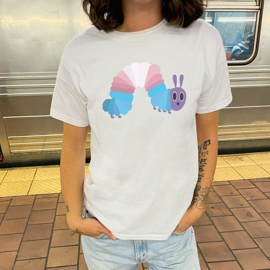 Trans Flaggen Raupe – Bio Unisex T-Shirt